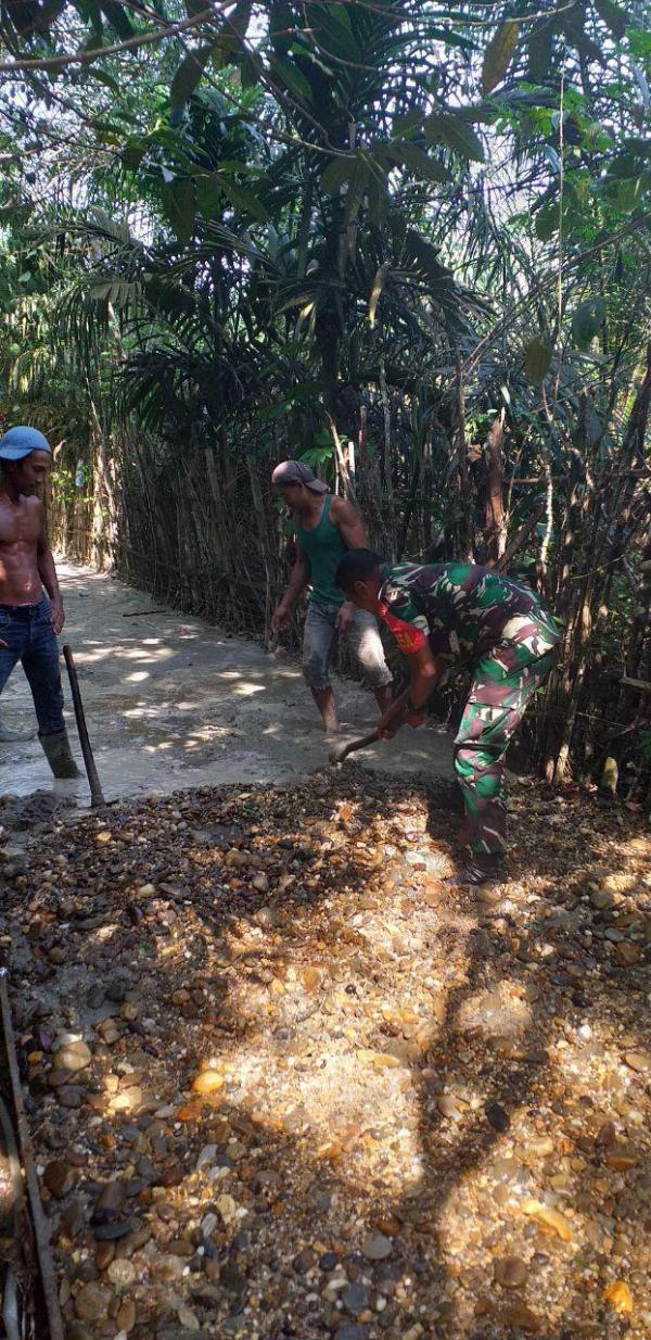 Jalin Silaturahmi, Babinsa Koramil 08/Tandun Goro Bersama Masyarakat