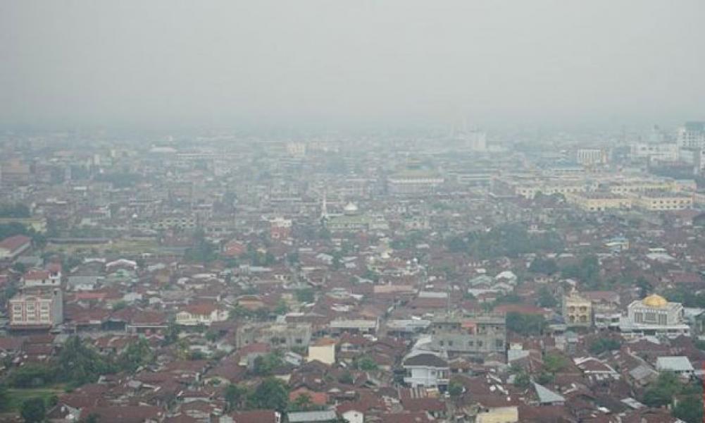 Kabut Asap Menyengat Ganggu Aktivitas Warga Pekanbaru