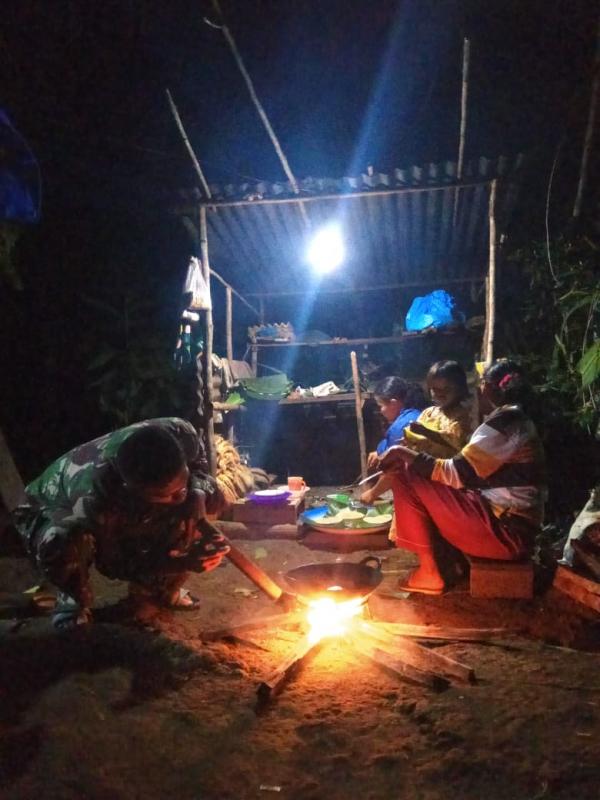 Kearifan Lokal, Anggota Satgas TMMD Ke 105 Belajar Membuat Kue Khas Desa Balung