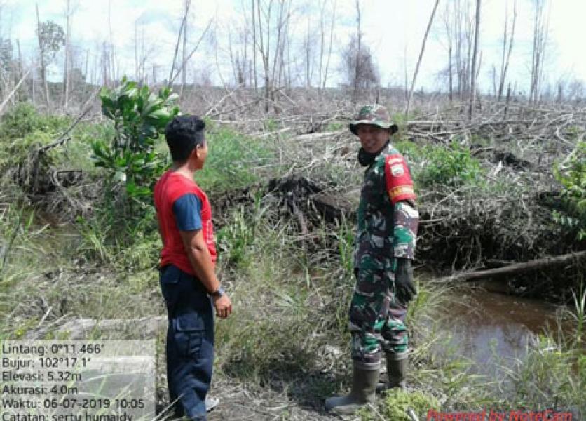 Lintasi Sungai Dan Laut, Koramil 15/Kuala Kampar Cegah Karhutla & Sosialisasi TMMD Ke-105