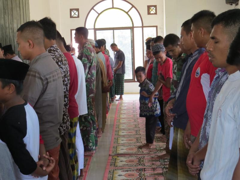 Manunggal Dengan Rakyat, Satgas TMMD ke 105 Kodim Kampar Ajak Warga Lakukan Sholat Berjamaah