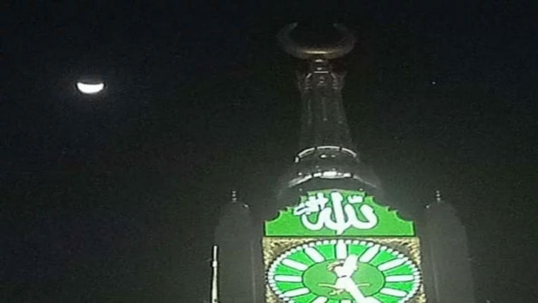 Menikmati Gerhana Bulan di Atas Langit Ka�bah