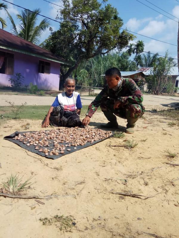 Nenek Tio Bahagia dan Bangga Dengan Kehadiran Satgas TMMD Ke 105 Kodim 0313/KPR