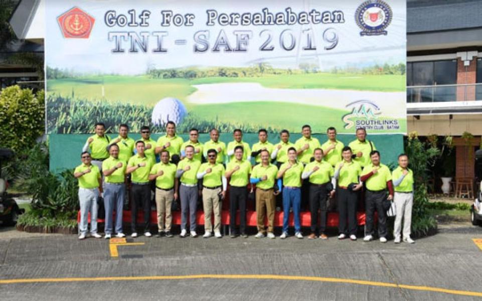Panglima TNI Olahraga Golf Bersama Pangab Singapura