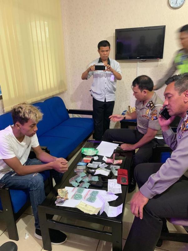 Pengendara Motor Kedapatan Bawa Ratusan Butir Pil Ekstasi Saat Disetop Polantas