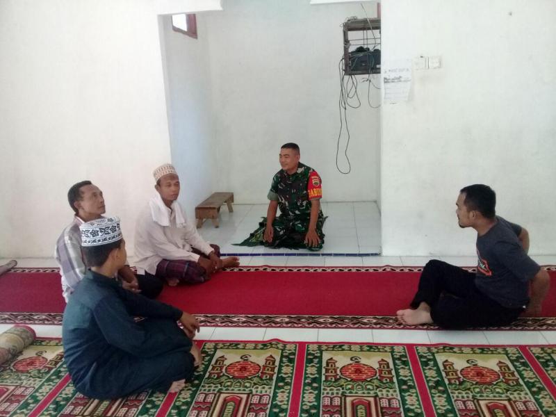 Pererat Silaturahmi Dengan Masyarakat, Babinsa Koramil 08/Tandun Jadi Imam Sholat Berjamaah