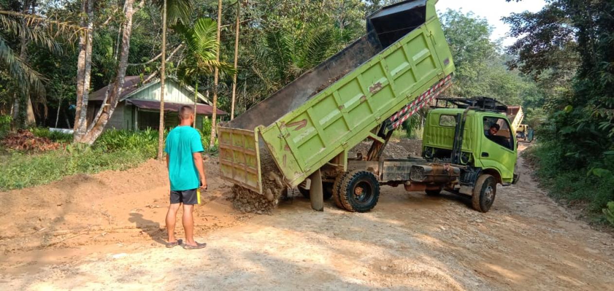 Puluhan Dump Truck Bantu Percepatan Material ke Lokasi TMMD ke 105 Kodim 0313/KPR