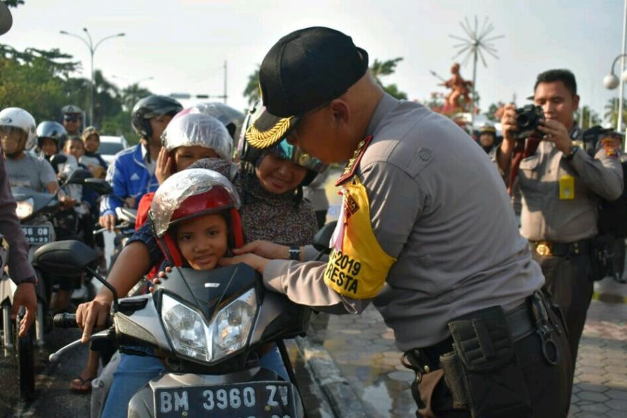 Sambut HUT Bhayangkara Ke -73, Polresta Pekanbaru Bagikan 73 Helm Kepada Pengendara