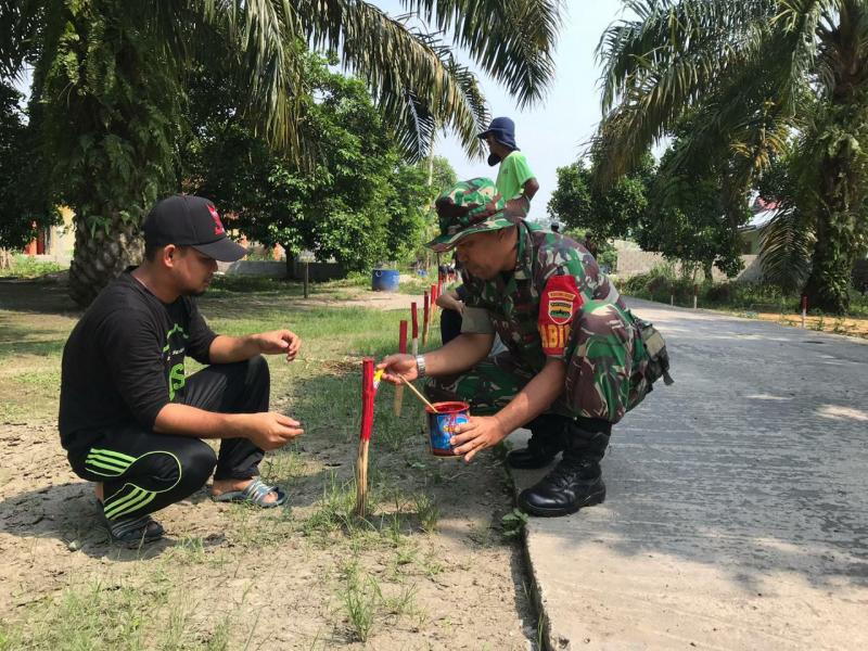 Sambut Hut RI ke 74 Babinsa 14/Kepenuhan Karya Bakti Bersama Warga