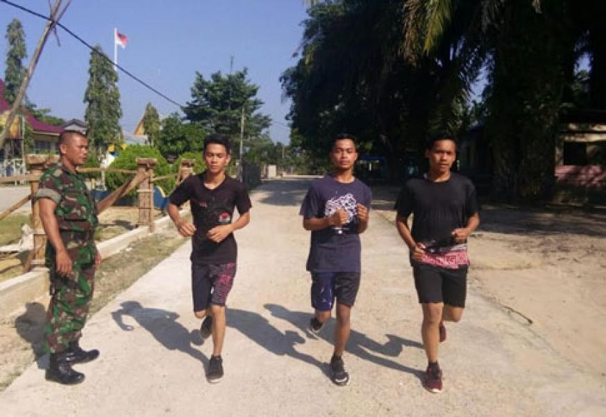 Sasaran Non Fisik TMMD Ke 105 Kodim 0313/Kpr, Sertu Thamrin Bina Calon Prajurit TNI