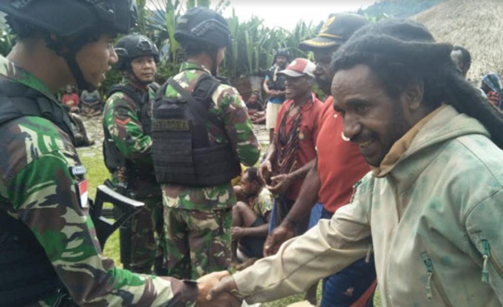 Satgas Pamtas RI-PNG Yonif R 514/SY Berikan Bantuan Kepada Warga Yang Berduka