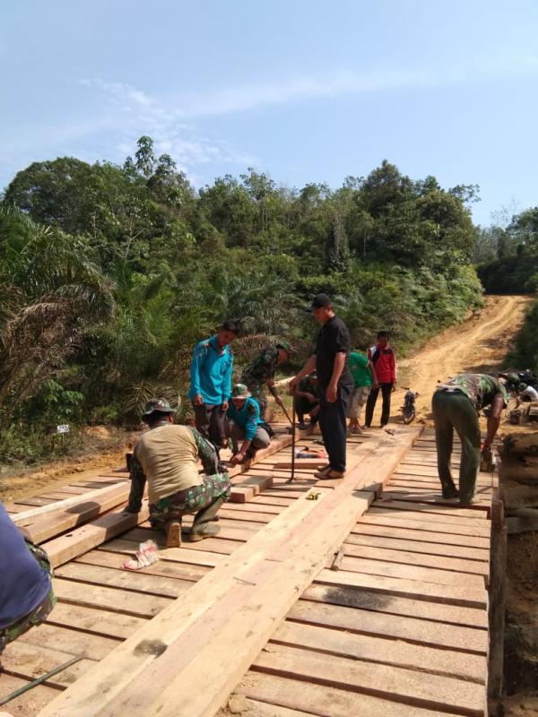 Satgas TMMD ke 105 Kodim 0313/KPR Bersama Warga Bahu Membahu Dalam Pengerjaan Jembatan Penyeberangan