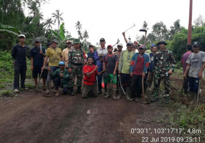 Suarakan TMMD Ke 105 Kodim 0313/Kpr, Koramil 15/Kuala Kampar Goro Bareng Warga