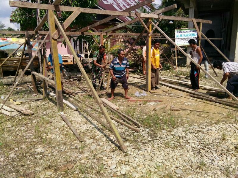 Sukseskan TMMD Ke 105 Kodim 0313/KPR, Babinsa Koramil 01/Bkn Bantu Pembuatan Garasi dan Tempat Parkir Jamaah Masjid