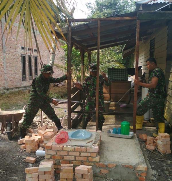 Sukseskan TMMD Ke 105 Kodim 0316/KPR, Koramil 05/Kampar Kiri Bantu Pembuatan Jambanisasi Warga Tidak Mampu