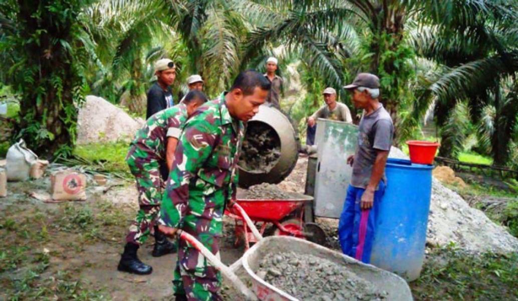 TMMD Ke 105, Babinsa Koramil 11 Tambusai Bersama Warga Semenisasi Jalan Poros Dusun Bukit Tempurung  