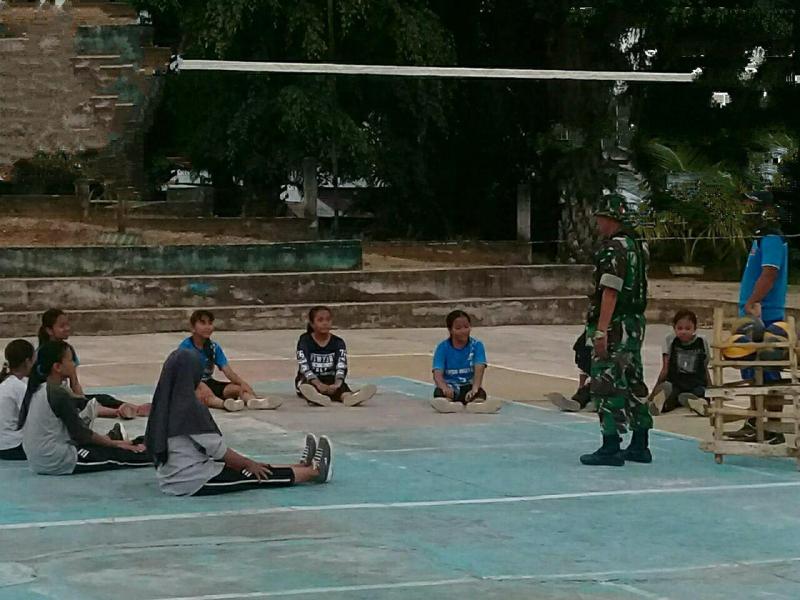 TMMD Ke 105 Kodim 0313/KPR, Babinsa Koramil 08/Tandun Latih Tim Voly Desa Binaan