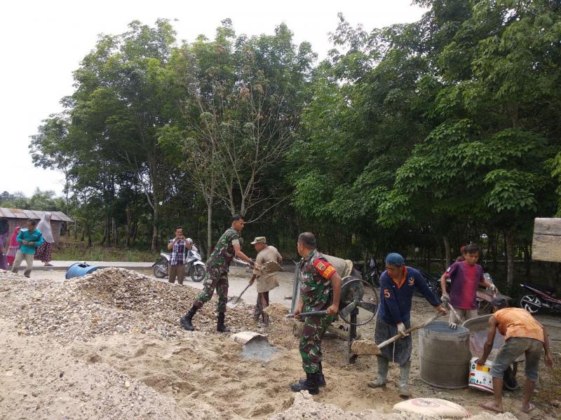 TMMD Ke 105 Kodim 0313/KPR, Pelda Kasrial Goro Bersama Masyarakat Bangun Semenisasi