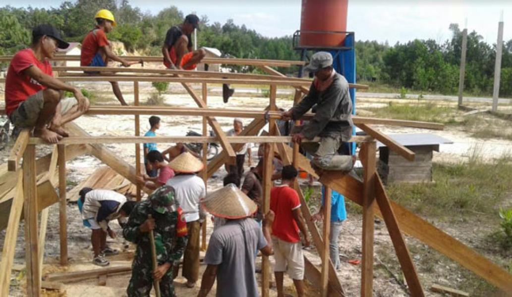 TMMD Ke 105 Kodim 0313/Kpr, Babinsa Koramil 15/Kuala Kampar Bantu Bangun Pos Kamling