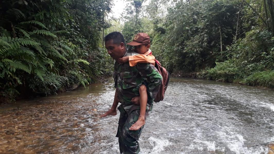 TNI Bantu Anak SD dan Warga Sakit Sberangi Sungai Yang Berarus Deras