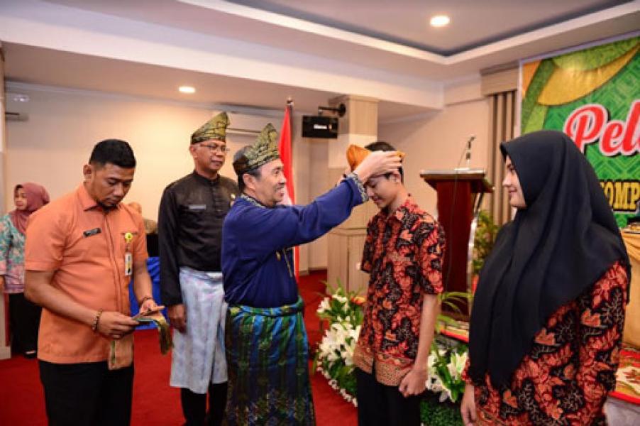 Targetkan Tiga Besar, Gubri Lepas Peserta LKS SMK Tingkat Nasional