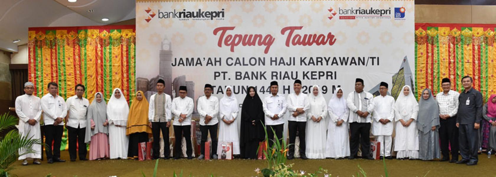 Tepung Tawar Tandai Keberangkatan CJH Bank Riau Kepri