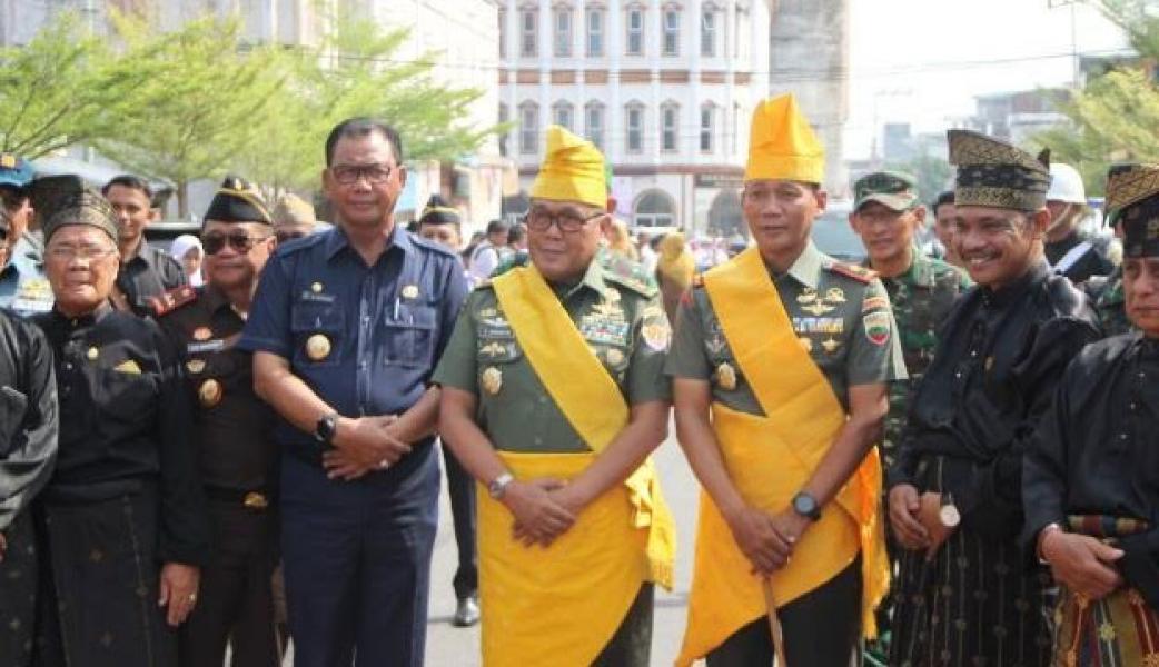 Tiba Di Rohil, Danrem 031/WB Bersama Rombongan Tim Wasev TNI Disambut Bupati Rohil dengan Tepung Tawar