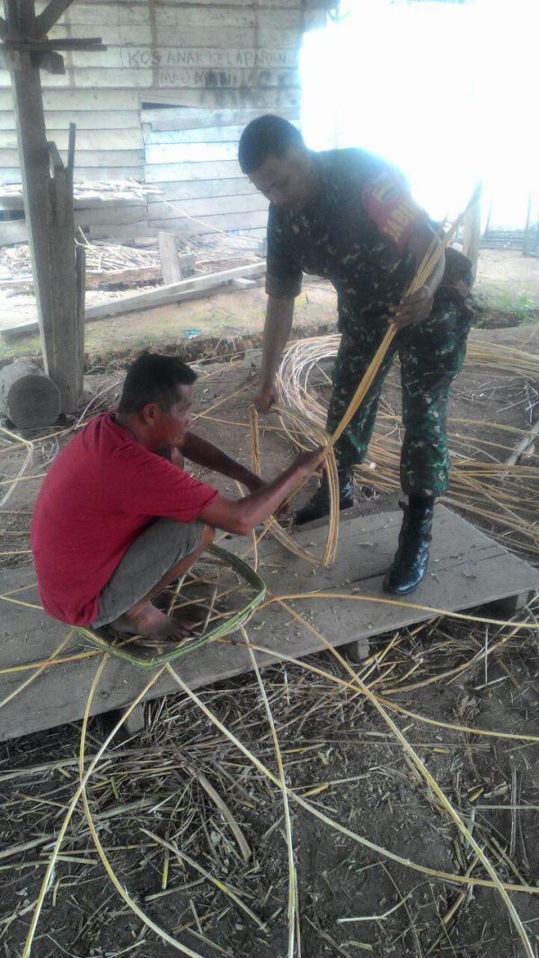 Tingkatkan Ekonomi Masyarakat Babinsa Bantu Pengrajin Rotan Guna Dukung TMMD ke 105 Kodim 0313/KPR