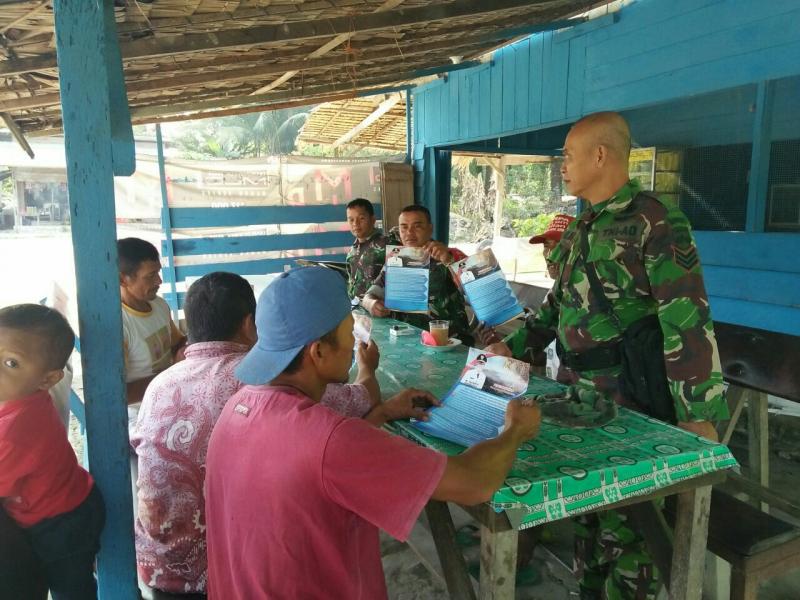 Walau Hari Libur, Babinsa Tetap Sosialisasi dan Patroli Karhutla di Sekitar TNTN