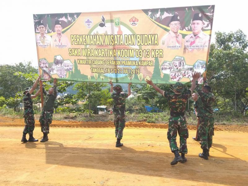 Walau Terik Matahari, Danramil 08/Tandun Bersama Anggotanya Berjibaku Siapkan Lapangan Upacara Perkemahan