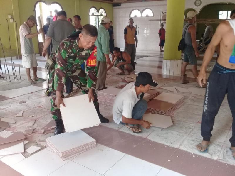 Wujudkan Kemanunggalan TNI dan Warga, Babinsa Goro Renovasi Masjid Al Jannah