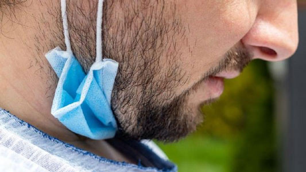 `Bahaya` Turunkan Masker Sampai ke Dagu dan Leher Saat Makan