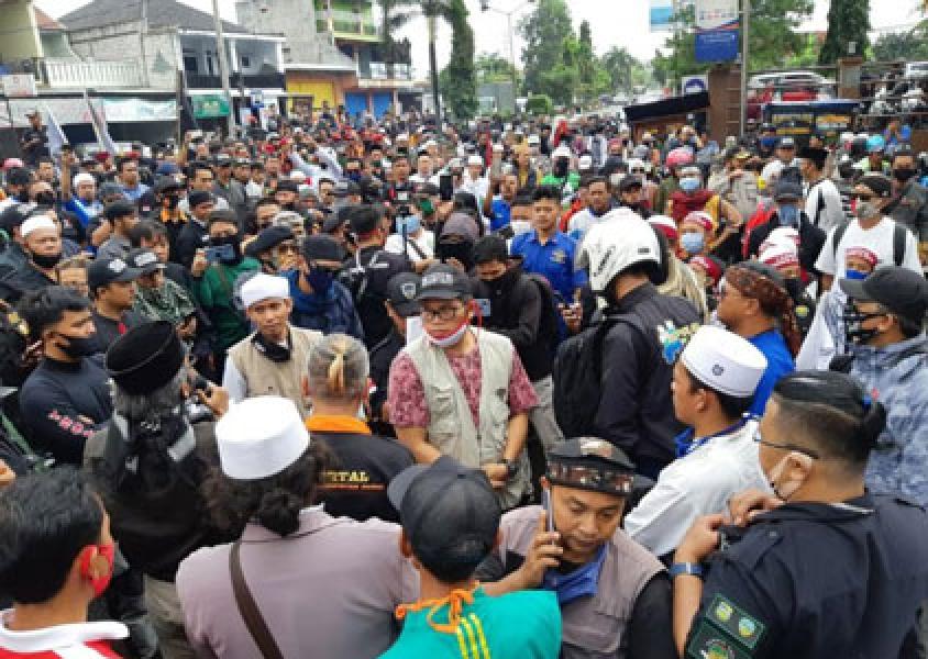 `Denny Siregar Hina Pesantren dan Santri`
