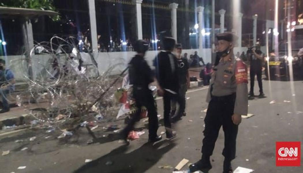 2 Orang Diamankan Polisi Usai Demo RUU Ciptaker di DPR Bubar