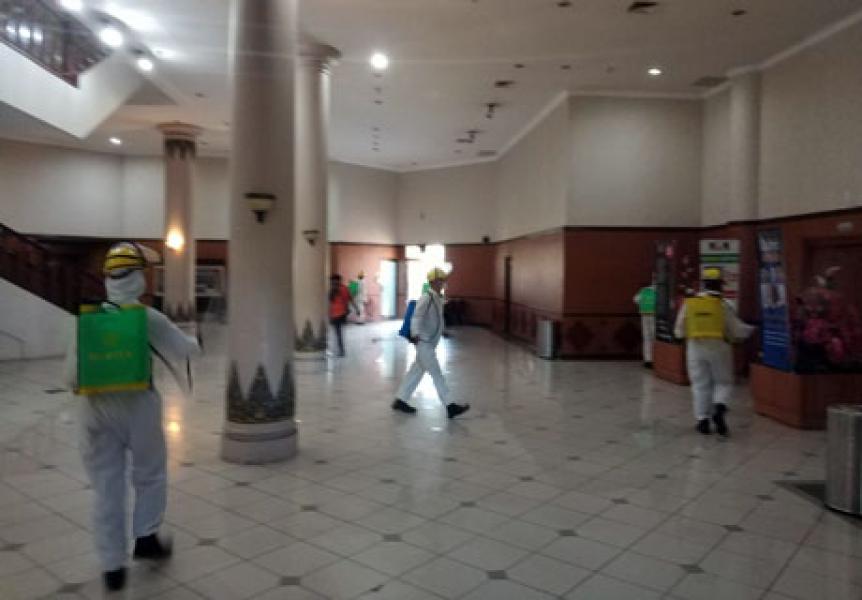 35 Personil Polda Riau Lakukan Penyemprotan Disinfektan di DPRD Riau