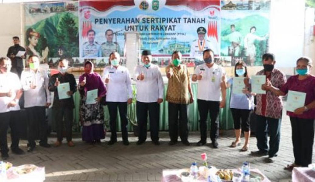 382 Warga Kandis Terima Sertifikat Tanah Program PTSL dari Bupati Siak