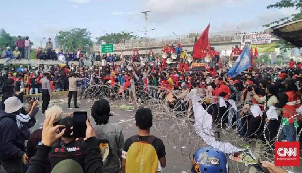 Ada Aksi Lempar, Massa Tolak Omnibus Law Waspada Provokator