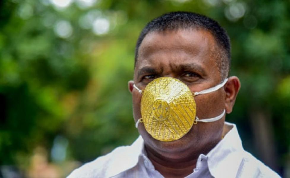 Antisipasi Covid-19, Pria Ini Pakai Masker Emas Seharga Rp58 Juta