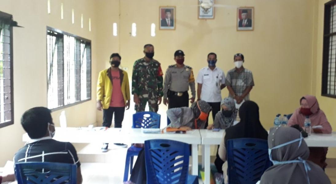 Babinsa Koramil 01/Bkn Terus Kawal Penyaluran Bantuan Sosial Tunai (BST) Tahap Tiga