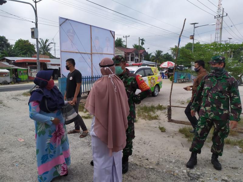 Babinsa Koramil 05/Kampar Kiri  dan Tim Medis Tegakkan Disiplin ke Pengunjung Pasar Tradisional Sungai Pagar