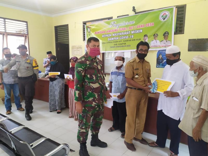 Babinsa Koramil 05/Kampar Kiri Kawal Penyaluran BLT DD Tahap IIl Desa Rantau Kasih