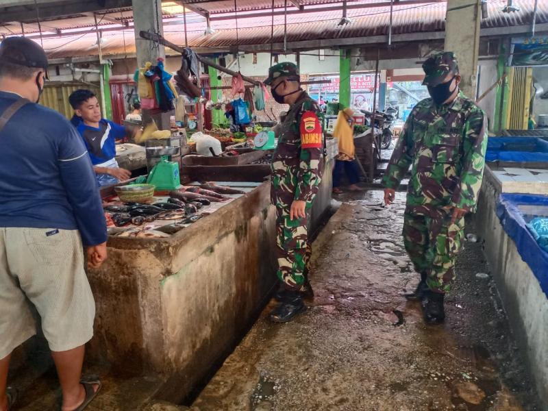 Babinsa Koramil 06/SH Komsos dan Pantau Pasokan Harga Ikan Laut
