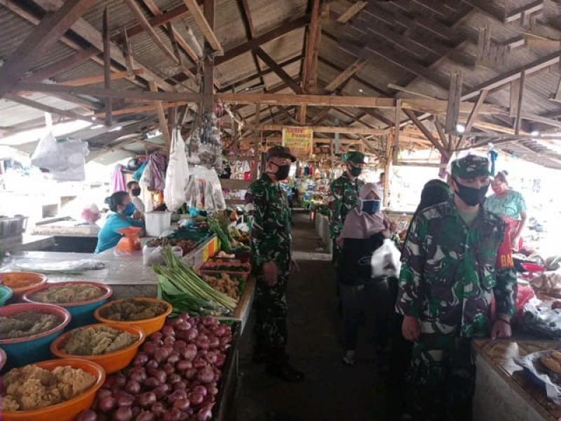 Babinsa Koramil 06/SH Lakukan Penegakan Disiplin Protokoler Kesehatan di Pasar dan Tempat Keramaian