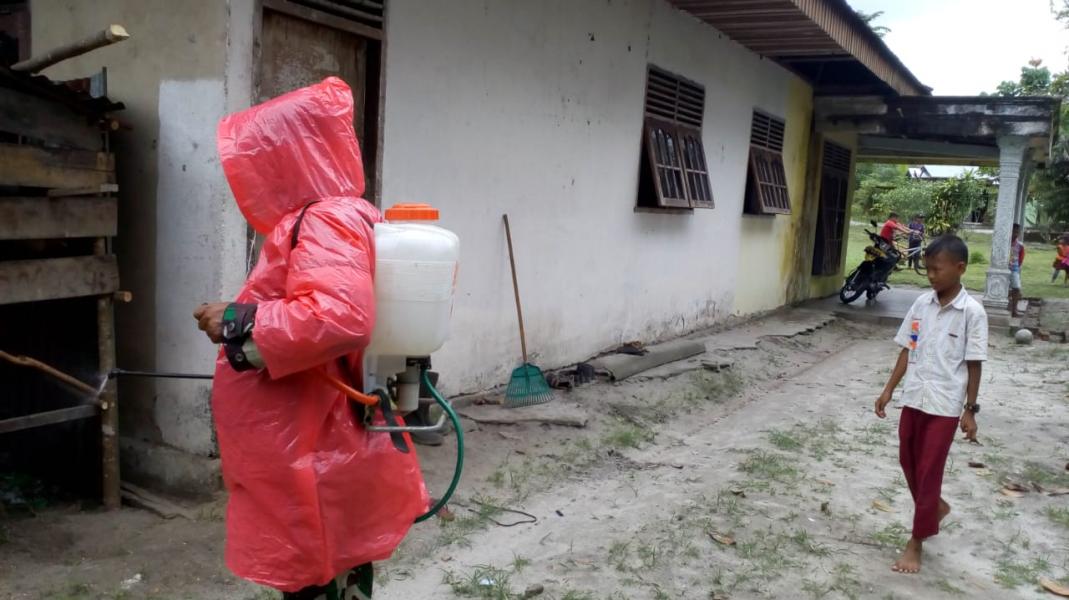 Babinsa Koramil 06/SH Lakukan Penyemprotan Desinfektan Bersama Warga