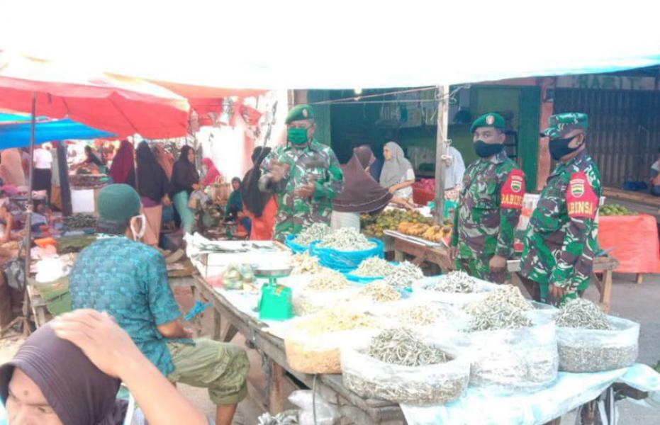 Babinsa Koramil 07/Kampar Disiplinkan Pedagang dan Pengujung Pasar Tradisional Air Tiris