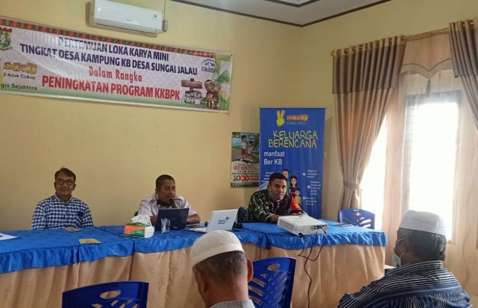 Babinsa Koramil 07/Kampar Hadiri Lokakarya Mini Tingkat Desa Kampung KB