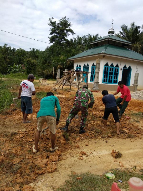 Babinsa Koramil 09/Langgam Bersama Kepala Desa Turun Langsung Goro Bersama Warga