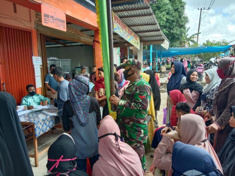 Babinsa Koramil 12/XIll Koto Kampar Monitoring dan Dampingi Penyaluran BST Tahap lll