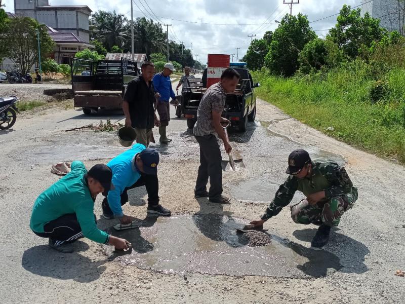 Babinsa Koramil 14/Kepenuhan Bersama Tiga Pilar Ciptakan dan Laksanakan Gotong Royong di Wilayahnya