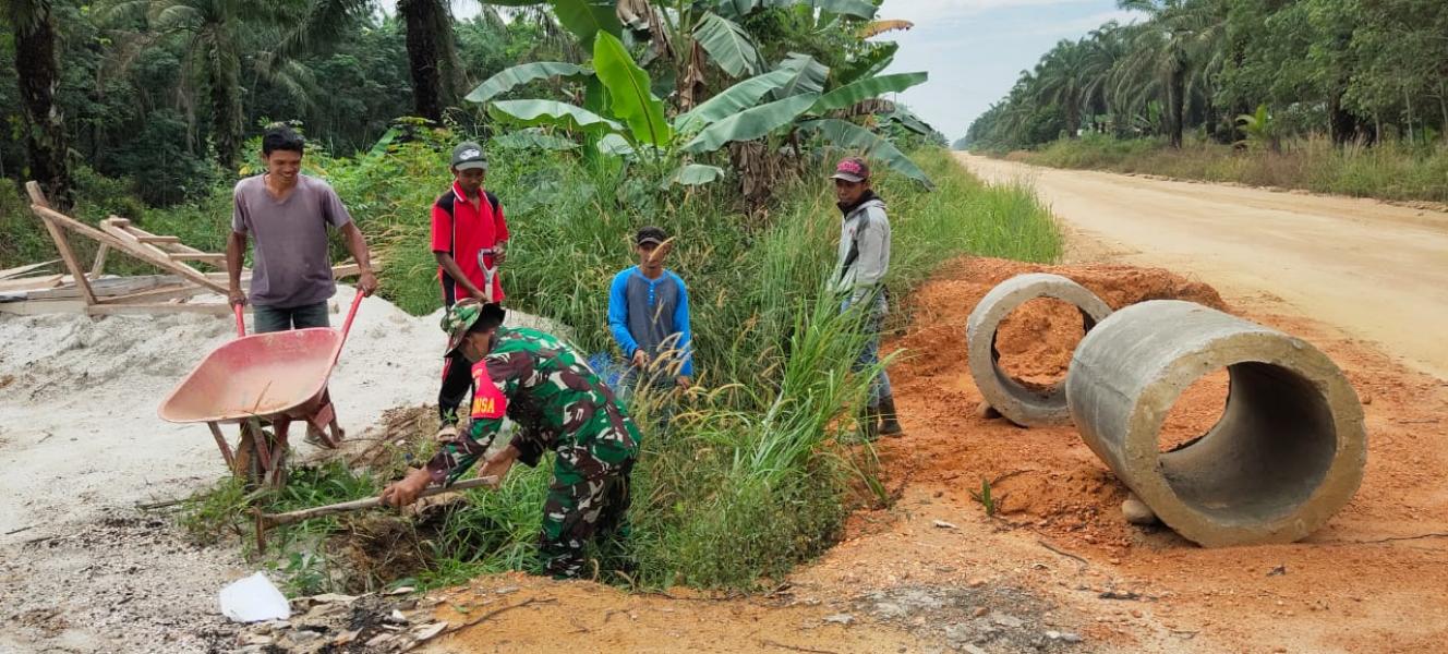 Bersama Babinsa Koramil 11/Tambusai, Masyarakat Kompok Lakukan Gotong Royong 